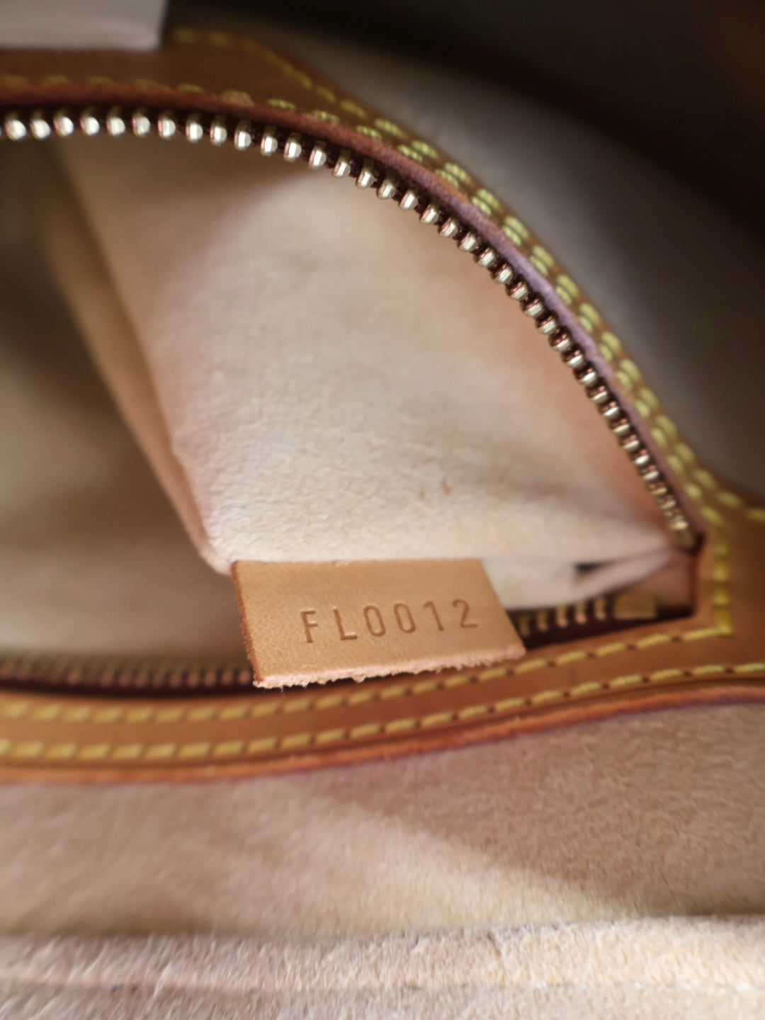 LOUIS VUITTON LOOPING MM