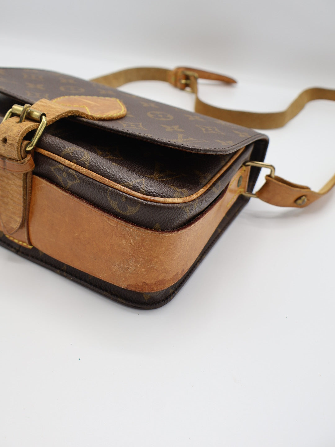 LOUIS VUITTON CARTOUCHIÈRE MM