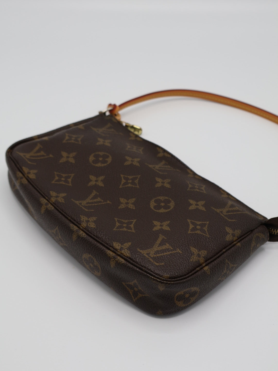 LOUIS VUITTON POCHETTE