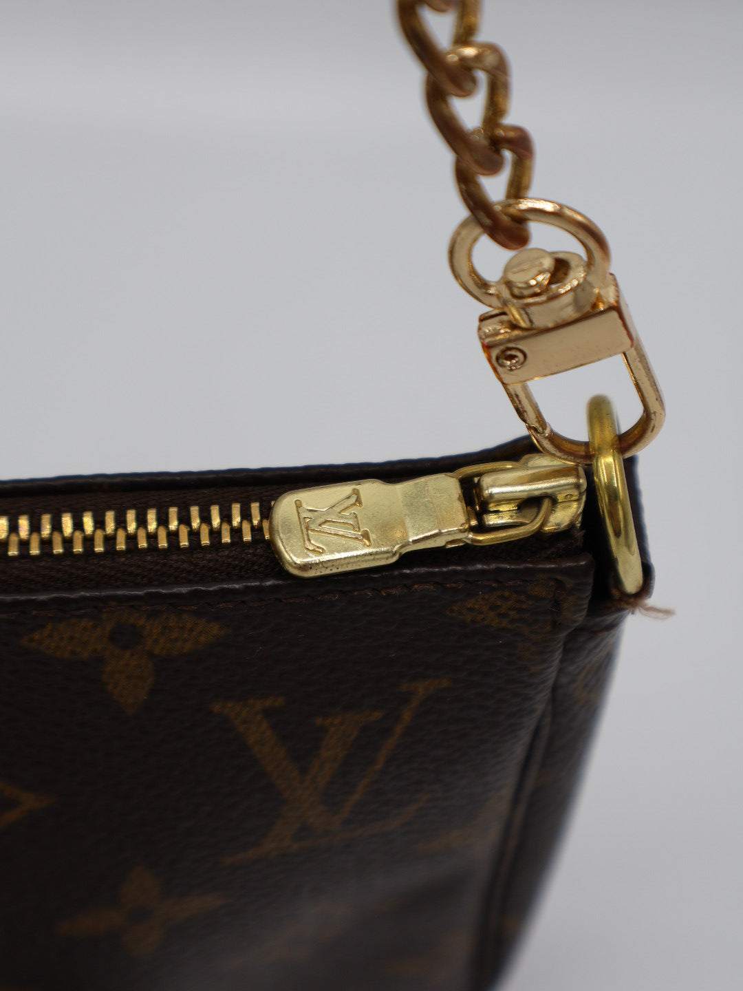 LOUIS VUITTON POCHETTE